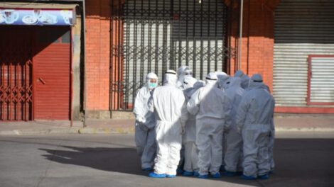 Personal de salud durante un rastrillaje sanitario en la ciudad de El Alto