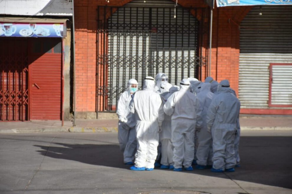 Personal de salud durante un rastrillaje sanitario en la ciudad de El Alto