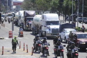 Caravana de oxígeno transporta 66 toneladas a Cochabamba, La Paz y El Alto