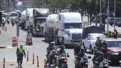 Caravana de oxígeno transporta 66 toneladas a Cochabamba, La Paz y El Alto