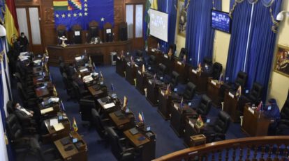 Ley de permanencia obligatoria en el país de autoridades luego de su mandato