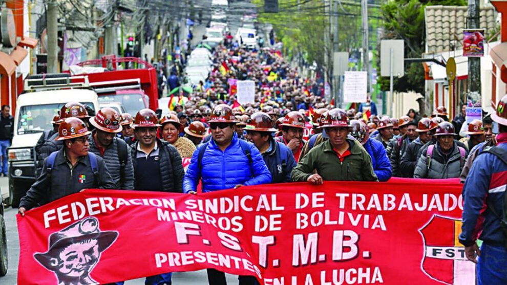 Bloqueo de caminos por la Fstmb en protesta
