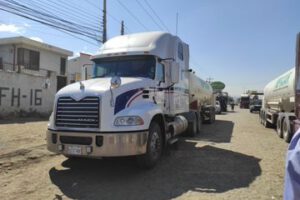 Convoy de cisternas transporta oxígeno a Cochabamba