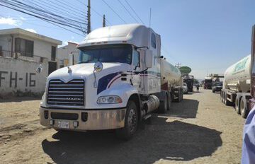 Convoy de cisternas transporta oxígeno a Cochabamba