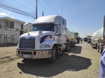 Convoy de cisternas transporta oxígeno a Cochabamba