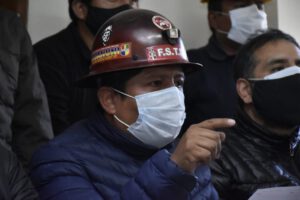 Juan Carlos Huarachi ejecutivo de la COB durante una conferencia de prensa