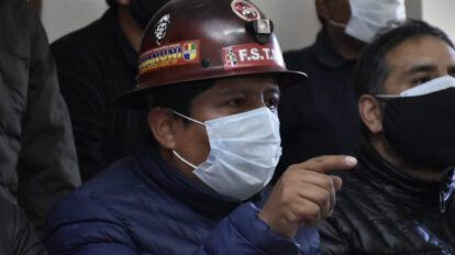 Juan Carlos Huarachi ejecutivo de la COB durante una conferencia de prensa