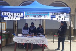 Alumnas del CEA de Caracollo mostrando lo aprendido en la feria productiva