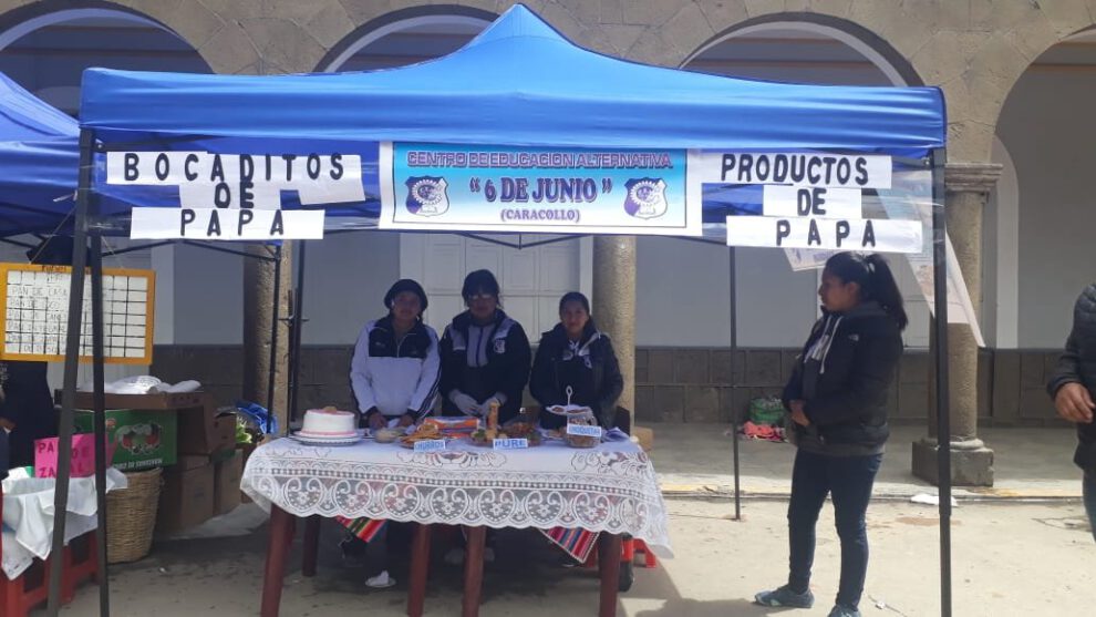 Alumnas del CEA de Caracollo mostrando lo aprendido en la feria productiva