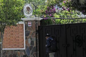 Salvoconductos a exautoridades asiladas en la Embajada de México