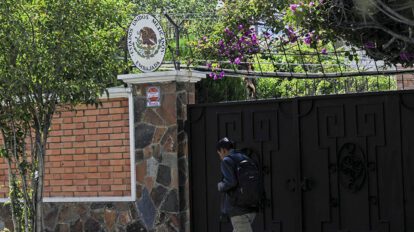 Salvoconductos a exautoridades asiladas en la Embajada de México