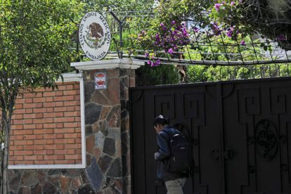 Salvoconductos a exautoridades asiladas en la Embajada de México