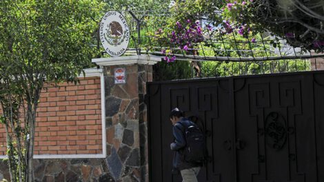 Salvoconductos a exautoridades asiladas en la Embajada de México