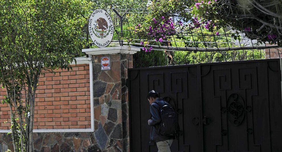 Salvoconductos a exautoridades asiladas en la Embajada de México