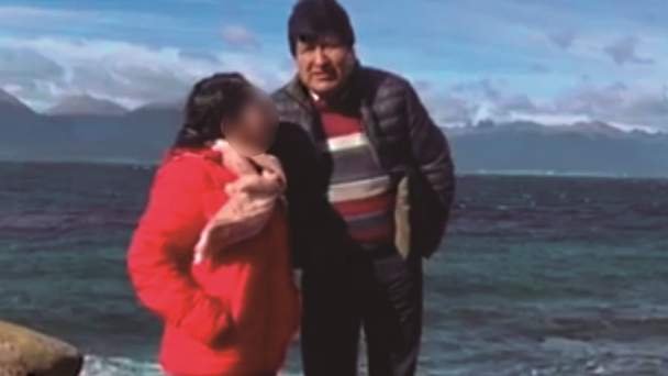Noemí M. y Evo Morales en archivo de la Policía