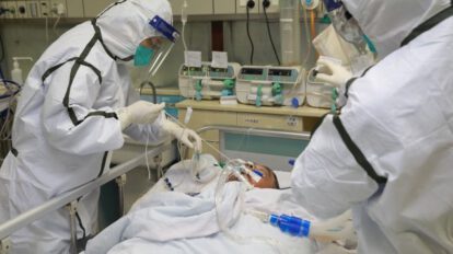 Personal médico trata a un paciente de reinfección por coronavirus