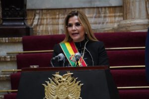 La Presidente Áñez afirma que promulgó la Ley de diferimiento de créditos