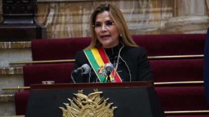 La Presidente Áñez afirma que promulgó la Ley de diferimiento de créditos