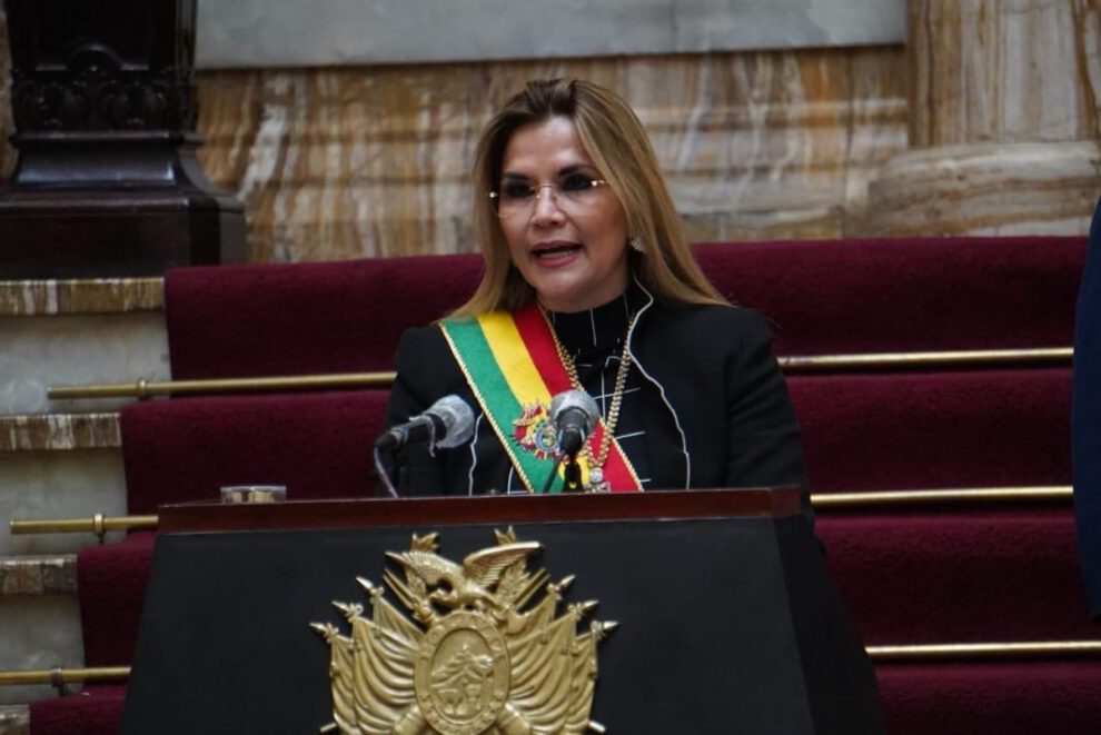 La Presidente Áñez afirma que promulgó la Ley de diferimiento de créditos