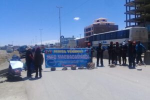 Bloqueo imprevisto perjudica a pasajeros de la nueva terminal