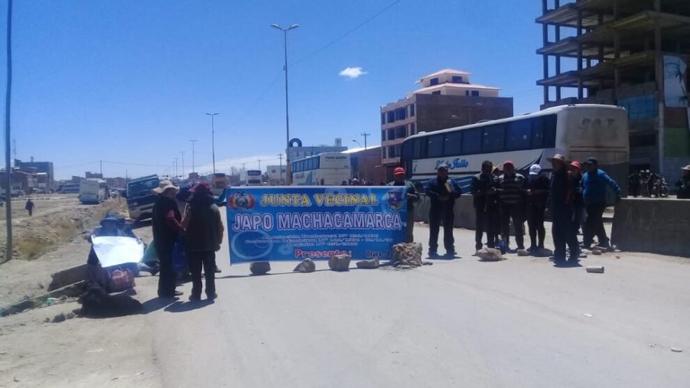 Bloqueo imprevisto perjudica a pasajeros de la nueva terminal