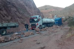 Bloqueos en carreteras y daños considerables