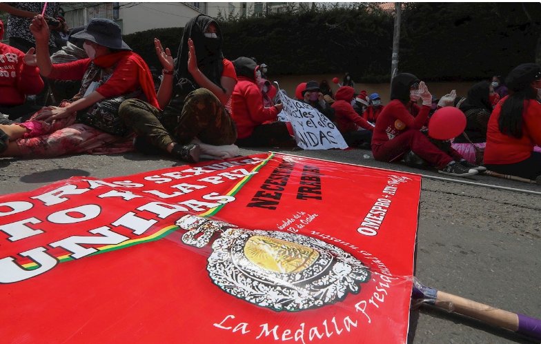 Trabajadoras sexuales de La Paz marchan con la medalla presidencial