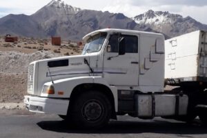 Hallan sin vida a transportista en el interior de su tráiler