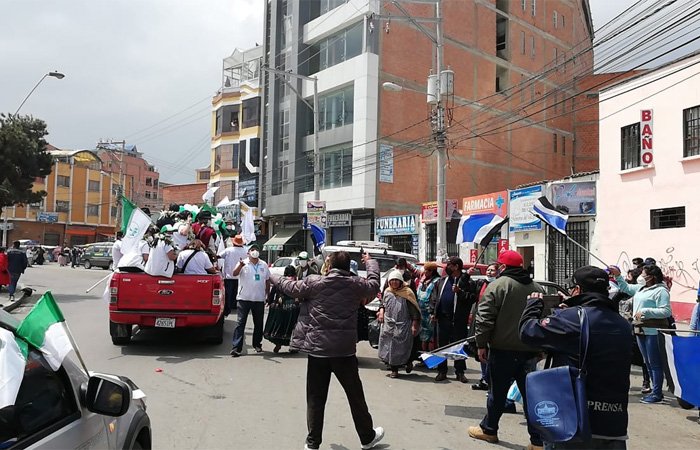 Caravana de Chi atacada por militantes del MAS en El Alto