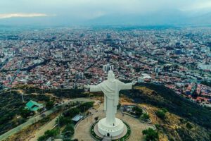 Vista del Cristo de la Concordia y la ciudad de Cochabamba durante la celebración de 210 años de su grito libertario