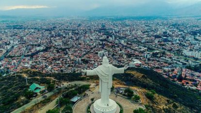 Vista del Cristo de la Concordia y la ciudad de Cochabamba durante la celebración de 210 años de su grito libertario