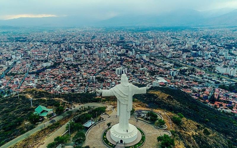 Vista del Cristo de la Concordia y la ciudad de Cochabamba durante la celebración de 210 años de su grito libertario
