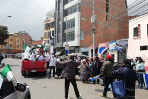 Tolerancia con caravanas políticas en Bolivia