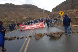 Bloqueo carretera Potosí - Oruro por trabajadores mineros