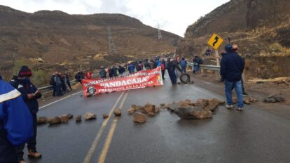 Bloqueo carretera Potosí - Oruro por trabajadores mineros