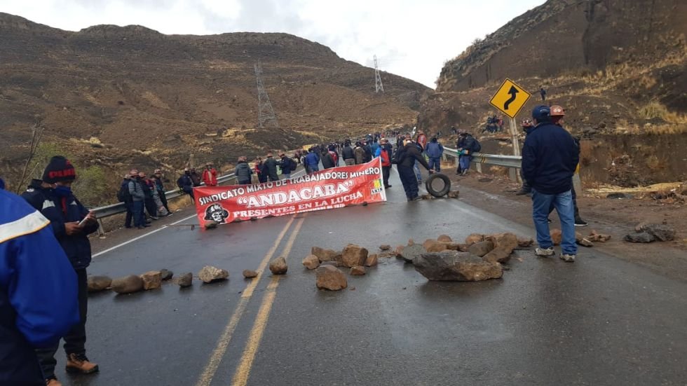 Bloqueo carretera Potosí - Oruro por trabajadores mineros