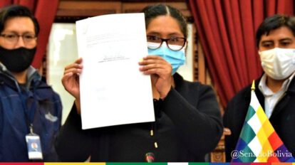 La presidente del Senado, Eva Copa muestra una de las leyes promulgadas este miércoles