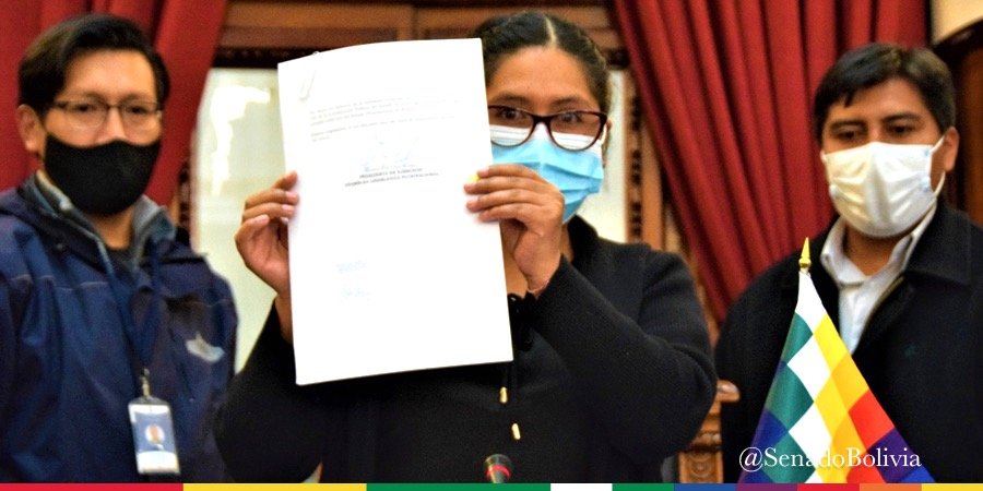 La presidente del Senado, Eva Copa muestra una de las leyes promulgadas este miércoles