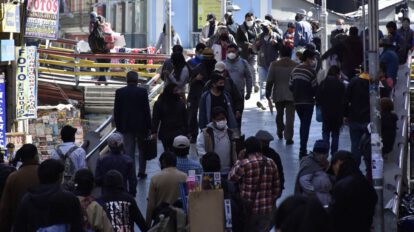 Aglomeración de personas en las calles de La Paz durante la cuarentena dinámica