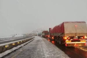 Carretera Oruro – Cochabamba cerrada por intensa nevada