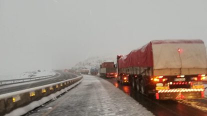Carretera Oruro – Cochabamba cerrada por intensa nevada