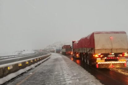 Carretera Oruro – Cochabamba cerrada por intensa nevada