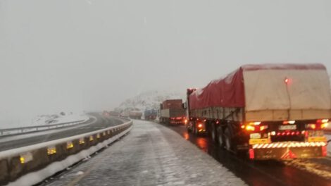 Carretera Oruro – Cochabamba cerrada por intensa nevada