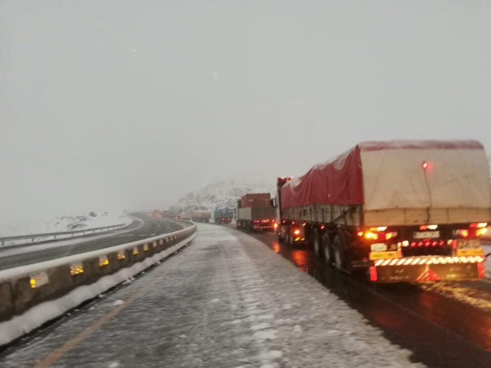 Carretera Oruro – Cochabamba cerrada por intensa nevada