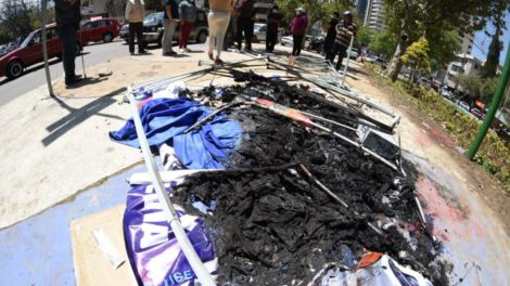 Restos quemados del puesto de campaña del MAS
