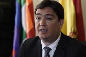 Destitución de Cabrera por reuniones con el MAS