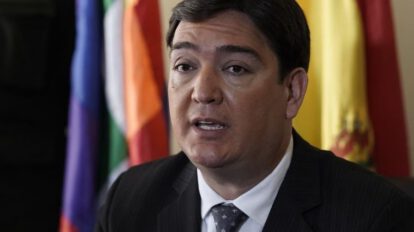 Destitución de Cabrera por reuniones con el MAS