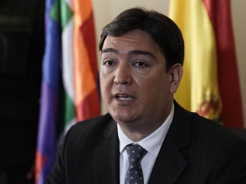 Destitución de Cabrera por reuniones con el MAS