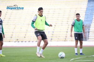 Varios jóvenes futbolistas con la esperanza de demostrar sus condiciones en la Selección Nacional