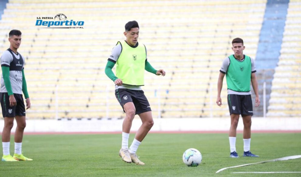 Varios jóvenes futbolistas con la esperanza de demostrar sus condiciones en la Selección Nacional
